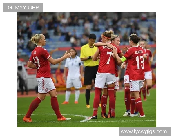 男足球星意外邂逅女足美女展现默契互动 引发网友热议